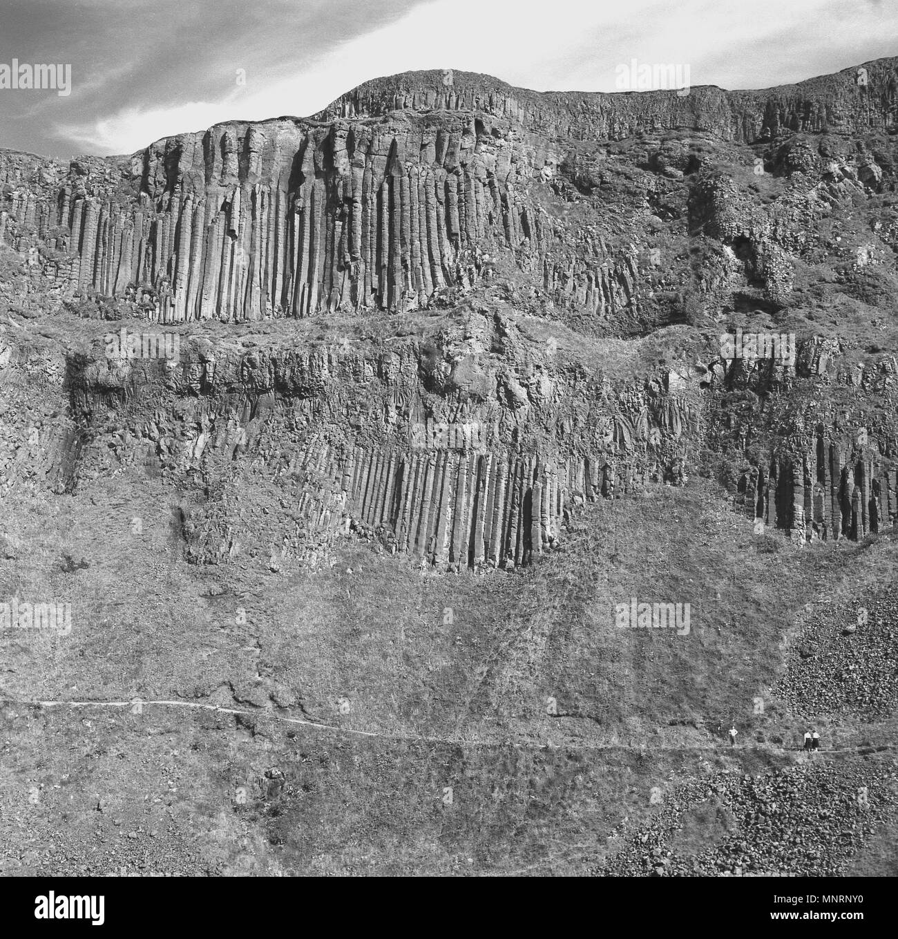Années 1950, tableau historique de l'incroyable anciennes formations rocheuses sur les falaises de la Chaussée des Géants, en Irlande du Nord. Banque D'Images