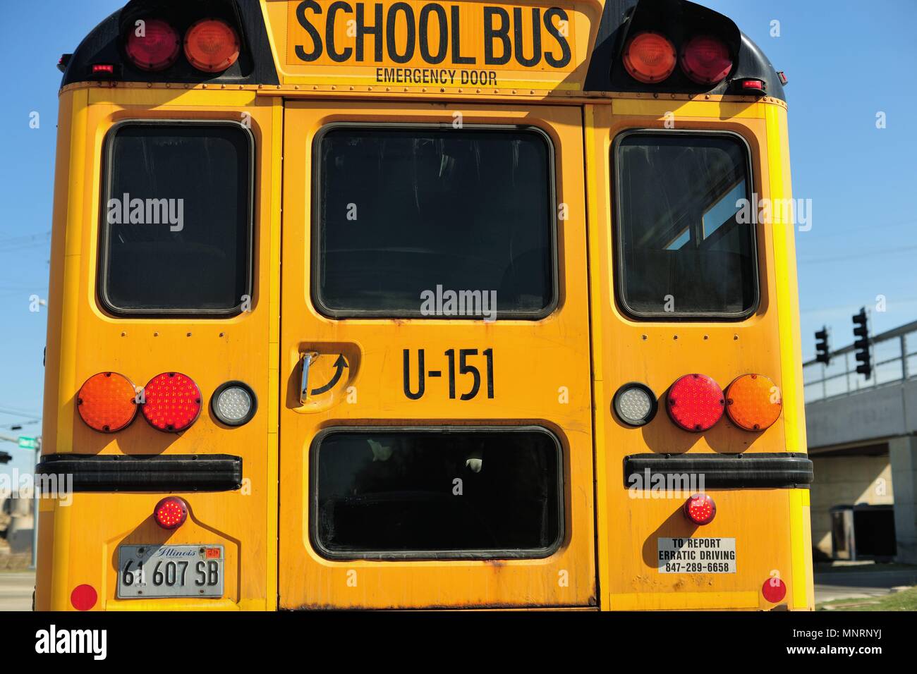 L'Elgin, Illinois, USA.l'arrière de l'autobus scolaire arrêté à une intersection munie de sa porte de sortie de secours nécessaires. Banque D'Images