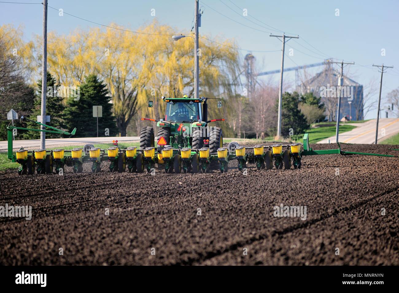 Kaneland, Illinois, États-Unis. Un agriculteur à l'aide d'un champs de semences de semoir sur la superficie en Kaneland, Illinois, Banque D'Images