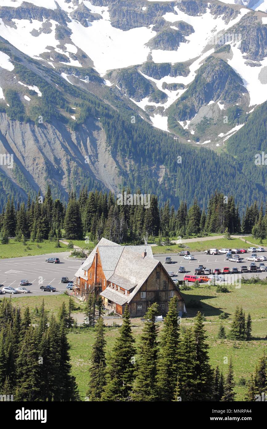 Le parking et les terrains du Sunrise Day Lodge au Mt. Le parc national Rainier est vu d'un sentier supérieur lors d'une journée d'été ensoleillée. Banque D'Images