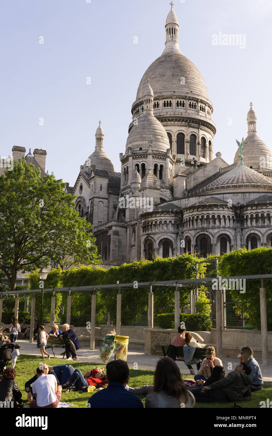Les gens se détendre dans un parc au Square Marcel Bleustein Blanchet derrière la Cathédrale du Sacré-Cœur à Paris, France. Banque D'Images