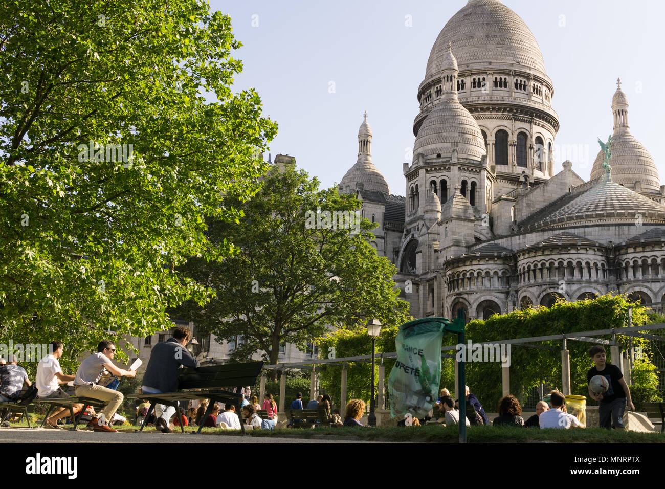 People relaxing in park au Square Marcel Bleustein Blanchet derrière la Cathédrale du Sacré-Cœur à Paris, France. Banque D'Images