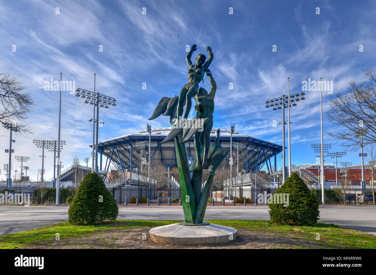 New York - 21 Avril 2018 : la liberté de l'esprit humain, par Marshall Fredericks, situé dans la région de Flushing Meadows Corona Park -, Arthur Ashe Stadium, Queens Banque D'Images New York - 21 Avril 2018 : la liberté de l'esprit humain, par Marshall Fredericks, situé dans la région de Flushing Meadows Corona Park -, Arthur Ashe Stadium, Queens Banque D'Images