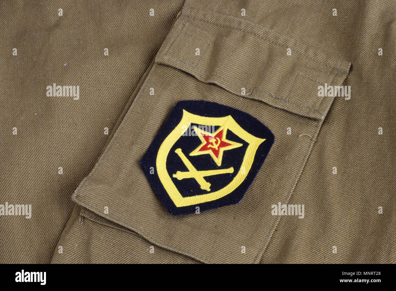 L'artillerie de l'armée soviétique d'épaule sur fond uniforme kaki Banque D'Images