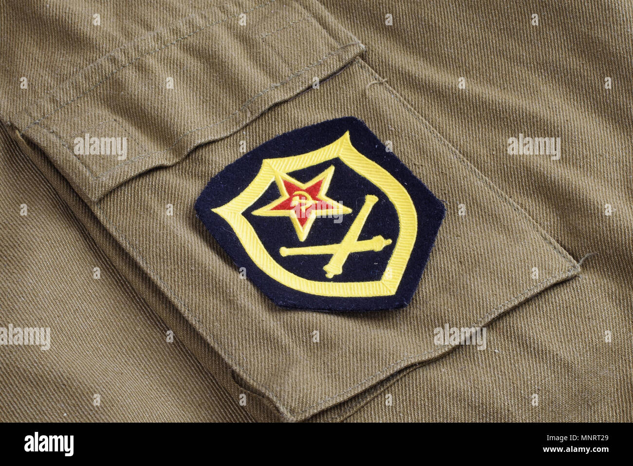 L'artillerie de l'armée soviétique d'épaule sur fond uniforme kaki Banque D'Images