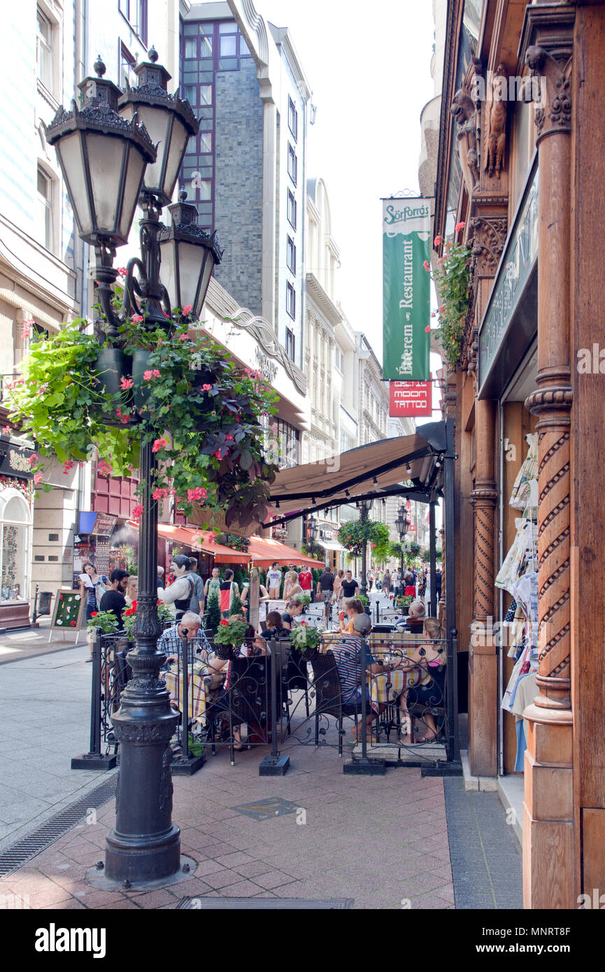 Sidewalk Cafe (Sorforra's Etterem) sur la rue Vaci, Budapest, Hongrie. Váci utca (rue Váci) est l'un des principaux axes de circulation piétonne. Banque D'Images