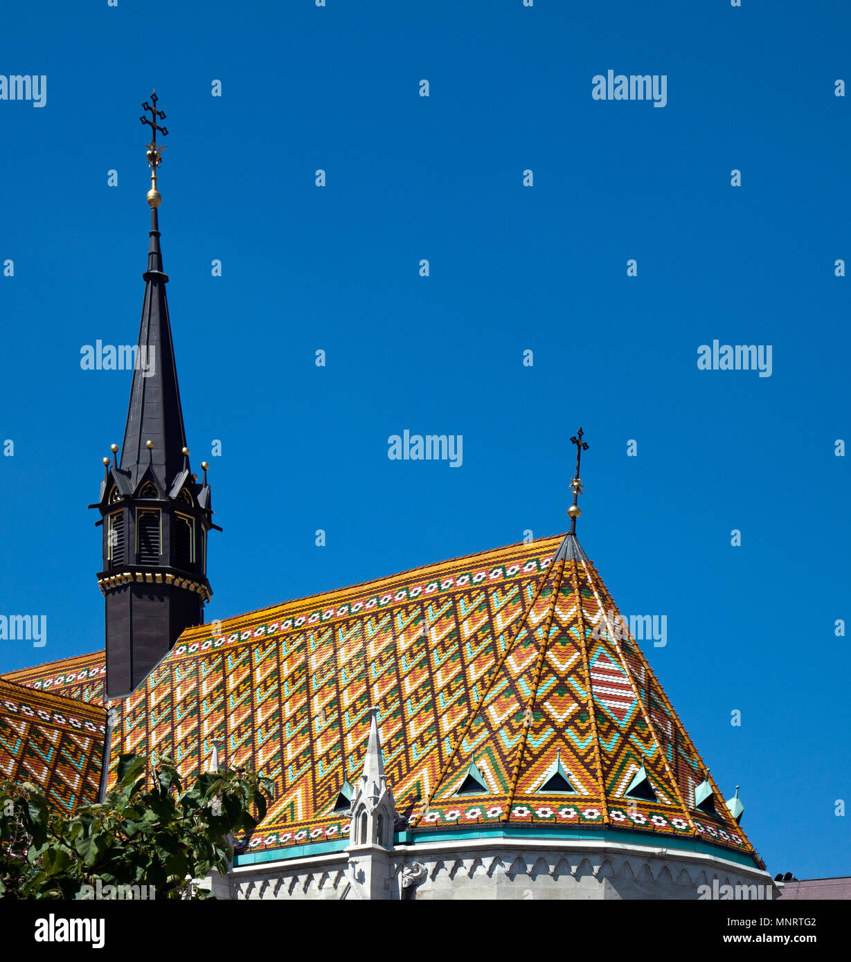 Les carreaux de céramique toit de l'église Matthias, le Bastion des Pêcheurs de couronnes sur la colline de Buda, à Budapest, Hongrie. Banque D'Images