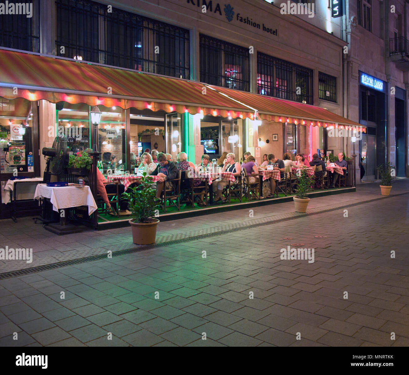 Les personnes bénéficiant de dîner dehors à un restaurant populaire dans la zone piétonne Vaci du centre-ville de Pest, Budapest, Hongrie. Banque D'Images
