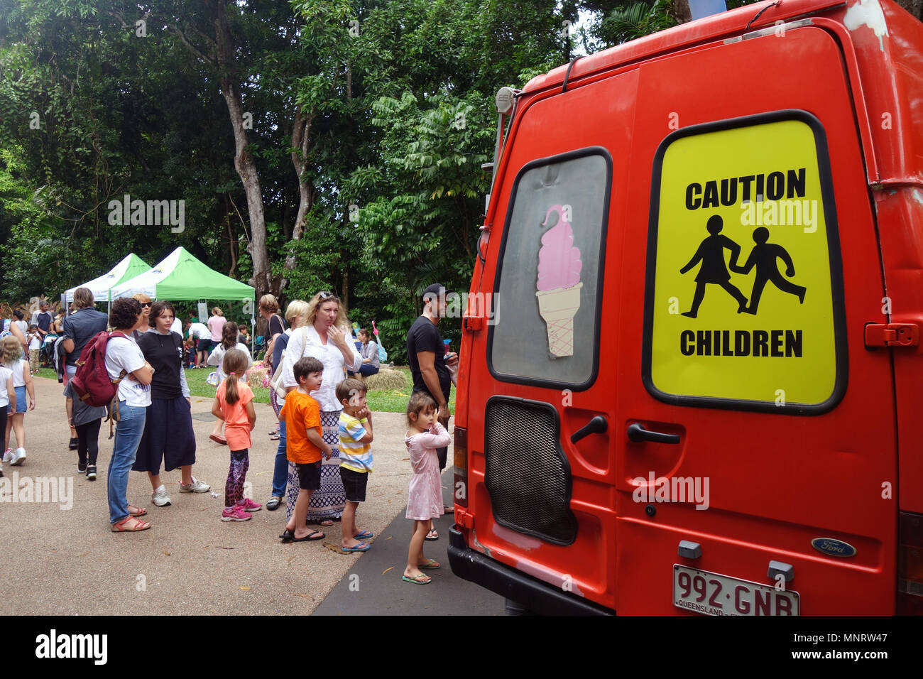 "Attention les enfants' sign on ice cream van, Edge Hill, Cairns, Queensland, Australie. Pas de monsieur ou PR Banque D'Images