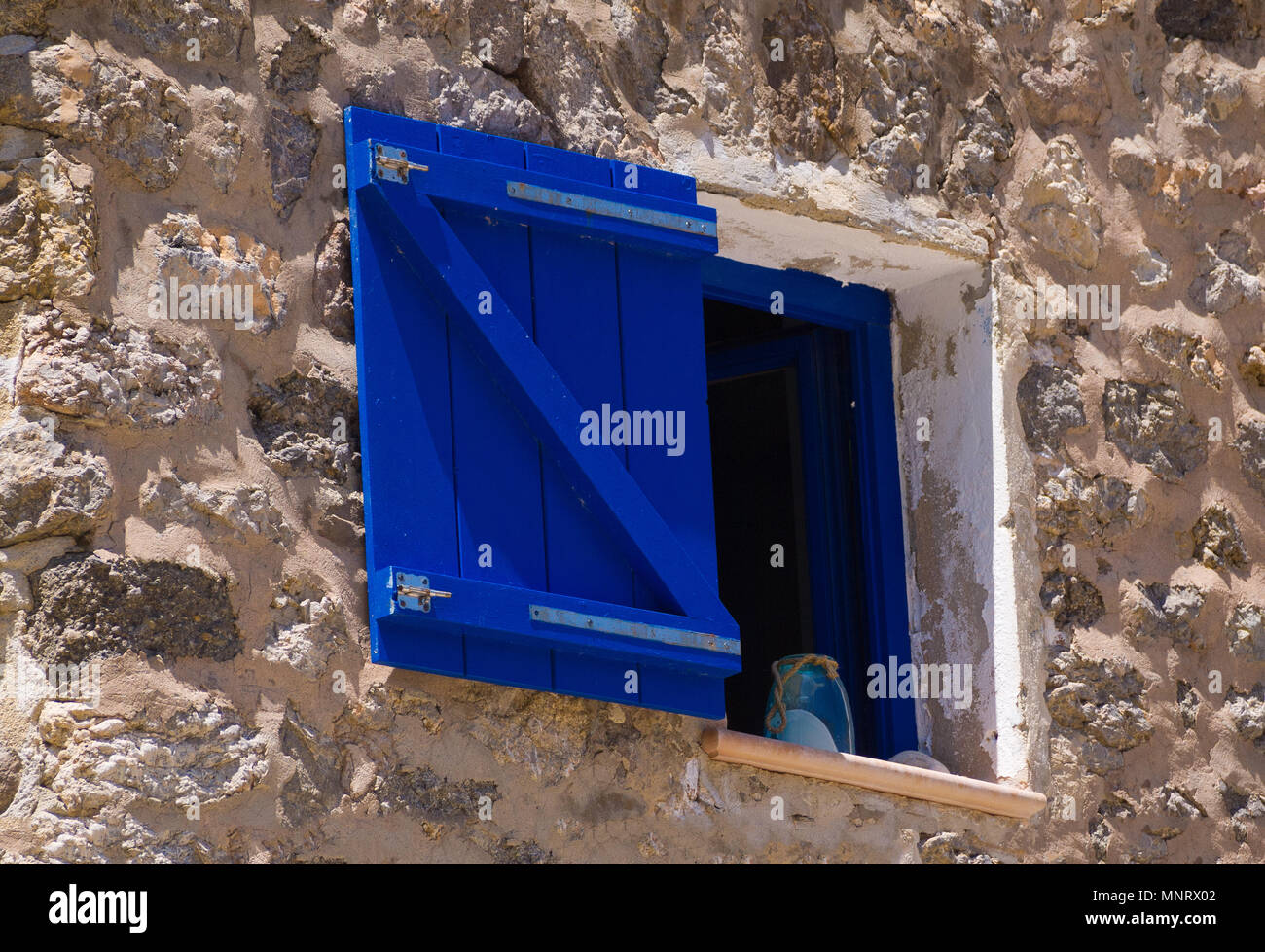Vue rapprochée d'un châssis de fenêtre et volet avec mur de pierre à Mallorca, Espagne. Banque D'Images
