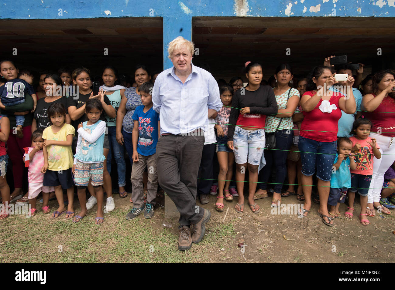 Secrétaire des affaires étrangères, Boris Johnson, rencontre les élèves, les parents et le personnel au cours d'une visite à l'école du village de Santa Marta, sur la rive de l'Amazone près de Lima au Pérou, où il a vu un UK-financé un projet d'énergie solaire qui a fourni à l'école avec l'électricité et l'eau douce. Banque D'Images