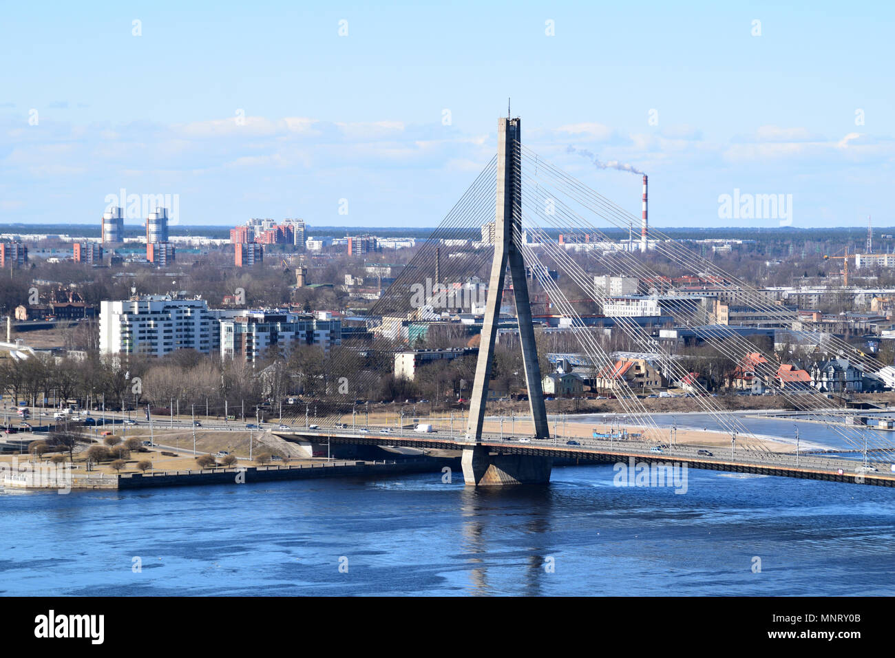 Riga, Lettonie, 27 mars, 2018. Vue panoramique de Vansu pont à haubans sur la Daugava. Banque D'Images