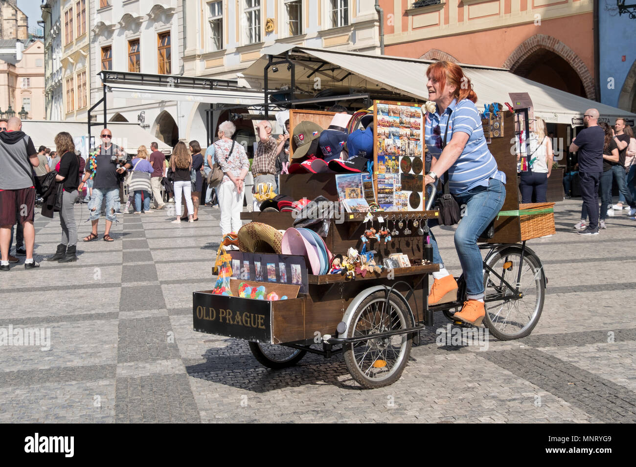 Un commerçant dans la vieille ville de Prague tourisme vente d'éléments  d'un petit magasin sur son vélo . République tchèque Photo Stock - Alamy