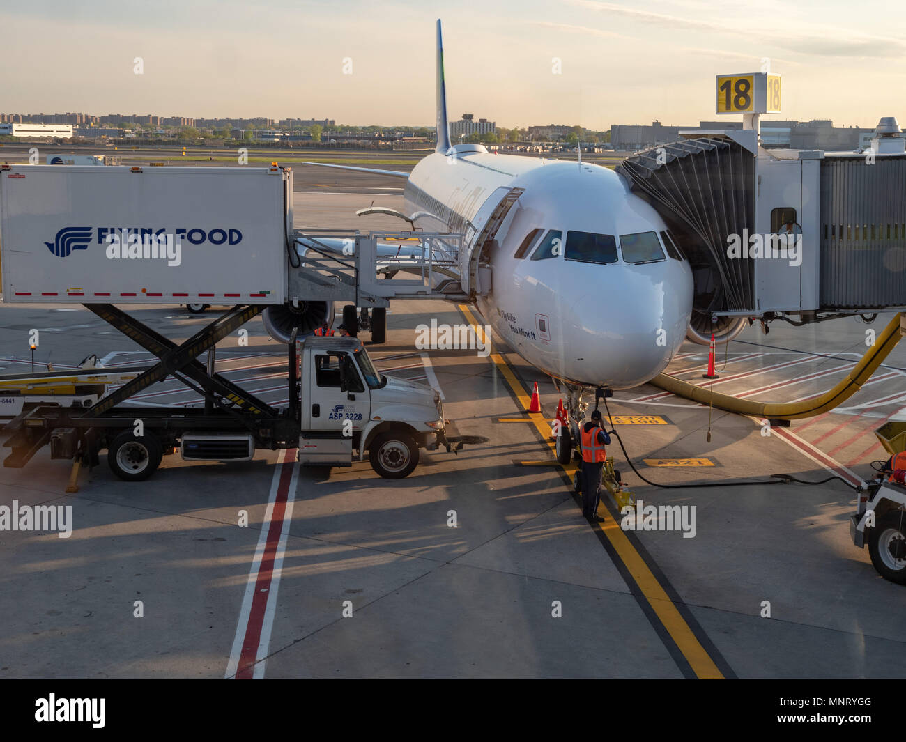 NEW YORK, NY - 11 mai 2018 : Avion JetBlue avec remplissage de carburant et de fournitures à l'aéroport JFK Banque D'Images