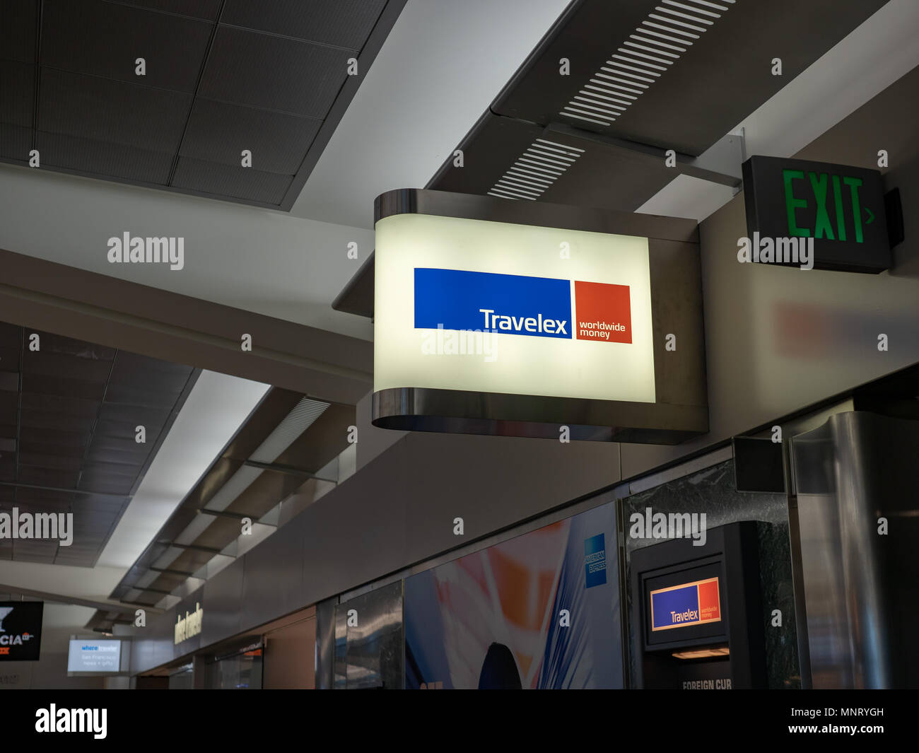 SAN FRANCISCO, CA - 10 mai 2018 : ATM Travelex et signer à l'emplacement de l'aéroport SFO Banque D'Images