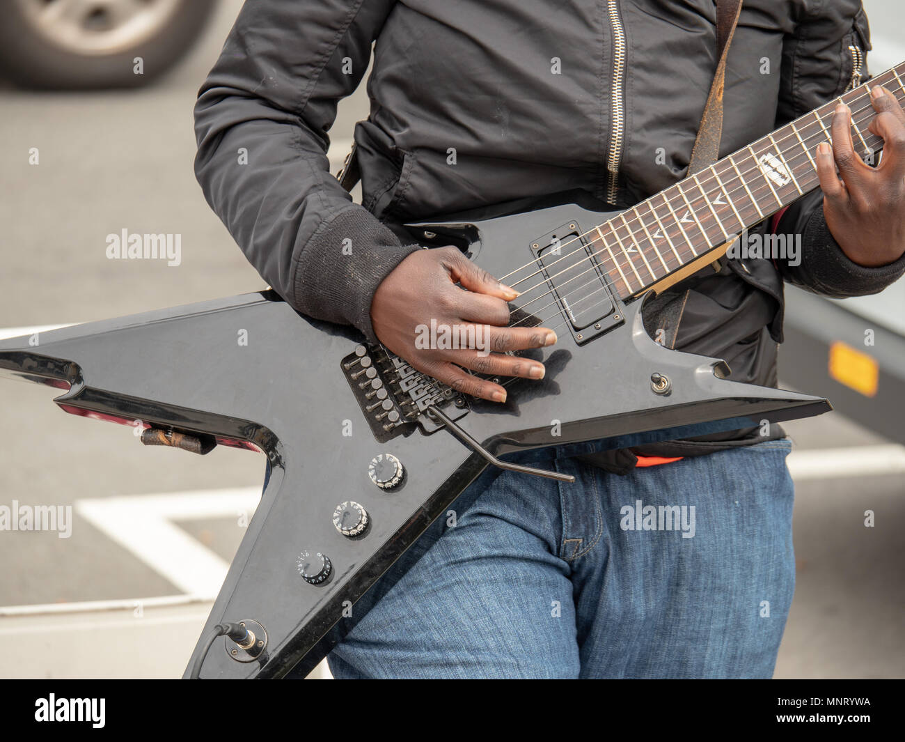 Le guitariste américain africain noir qui grattent la guitare électrique à  l'extérieur dans un parc Photo Stock - Alamy