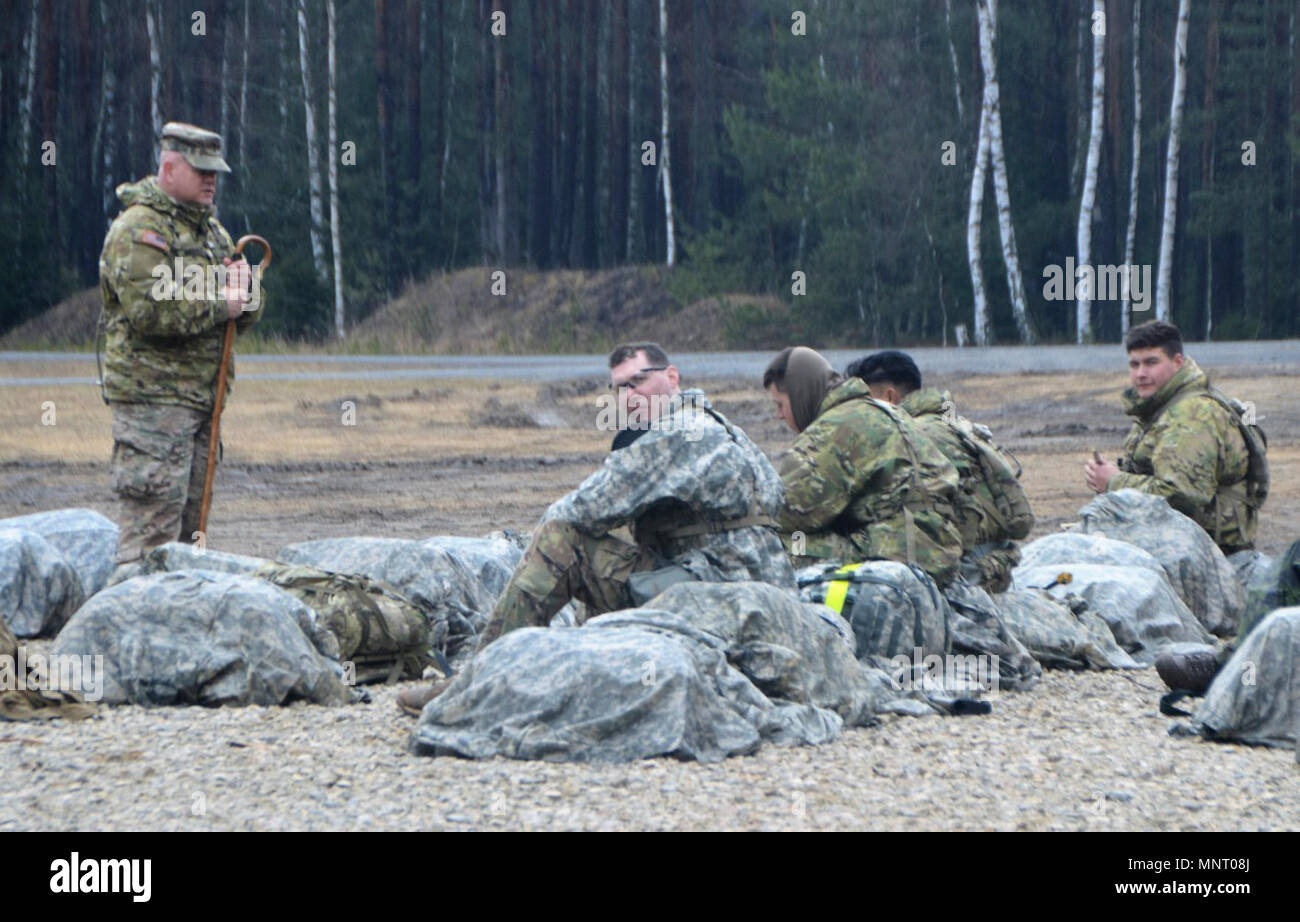 Grafenwoehr, Allemagne- Cette semaine cadets fourni aux candidats de référence pour les tests sur chaque voie. Cadets réalisée étape par étape, des démonstrations de tâches, a permis aux candidats de mettre en pratique et a fourni des commentaires. 191 Les candidats devront commencer à tester demain. 421e 30e Battalion​ médical multifonctionnel Medical Brigade​ Regiment​ cavalerie blindée 2ème 2ème Armored Brigade Combat Team, 1e Cavalerie Division​ Command​ l'instruction de l'Armée 7e 10e Armée Air & Missile Defence Command​ Brigade​ l'aviation de combat 12e 16e le maintien en puissance Brigade​ Command​ Soutien Théâtre 21e 173e Brigade aéroportée Banque D'Images