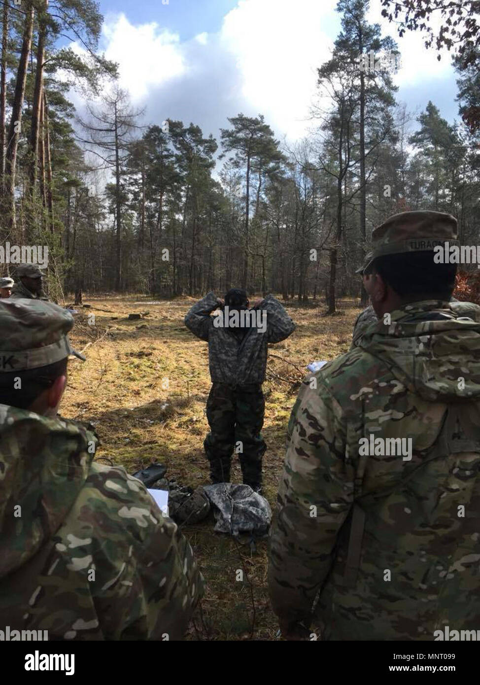 Grafenwoehr, Allemagne- Cette semaine cadets fourni aux candidats de référence pour les tests sur chaque voie. Cadets réalisée étape par étape, des démonstrations de tâches, a permis aux candidats de mettre en pratique et a fourni des commentaires. 191 Les candidats devront commencer à tester demain. 421e 30e Battalion​ médical multifonctionnel Medical Brigade​ Regiment​ cavalerie blindée 2ème 2ème Armored Brigade Combat Team, 1e Cavalerie Division​ Command​ l'instruction de l'Armée 7e 10e Armée Air & Missile Defence Command​ Brigade​ l'aviation de combat 12e 16e le maintien en puissance Brigade​ Command​ Soutien Théâtre 21e 173e Brigade aéroportée Banque D'Images