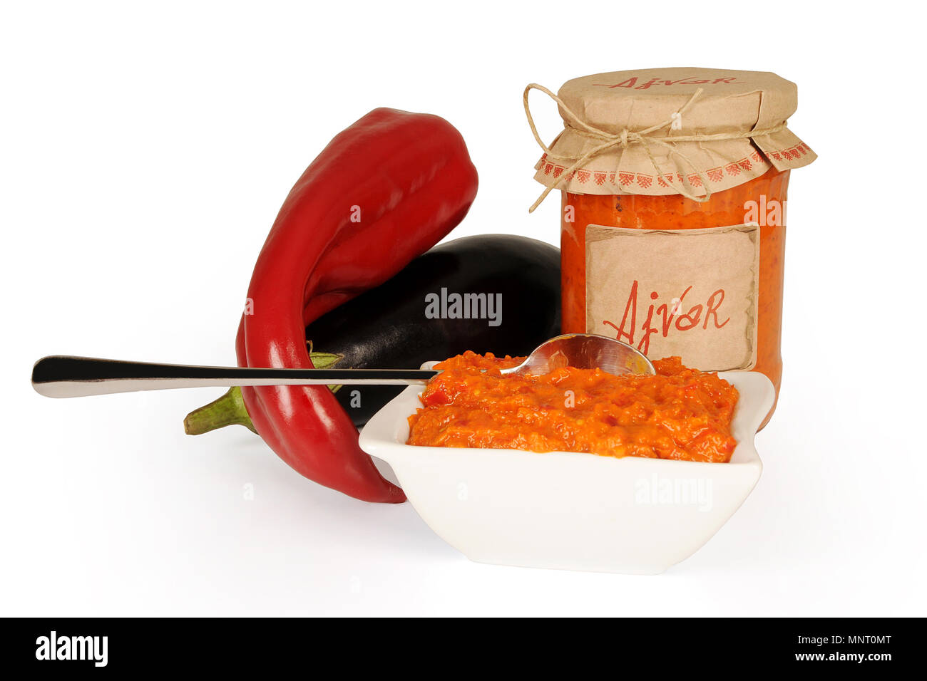 Un délicieux ajvar, poivron rouge rôti et d'aubergines plat. Plat traditionnel macédonien et serbe isolé sur fond blanc. Banque D'Images