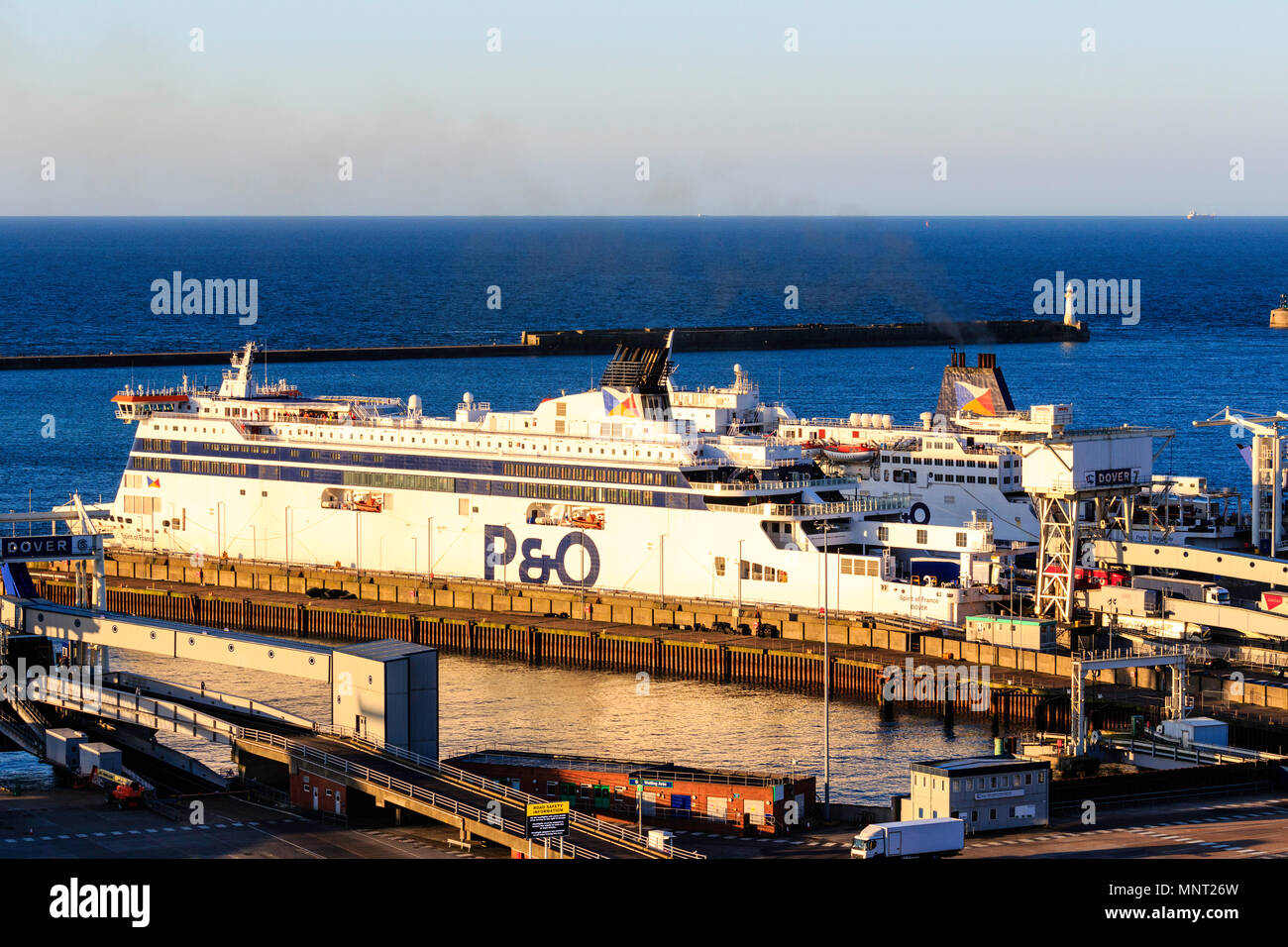 L'Angleterre, Dover Harbour. P&O "l'esprit de la France" Car-ferry  décharger des camions et poids lourds au terminal de ferry. Par soleil  lever du soleil invisible Photo Stock - Alamy