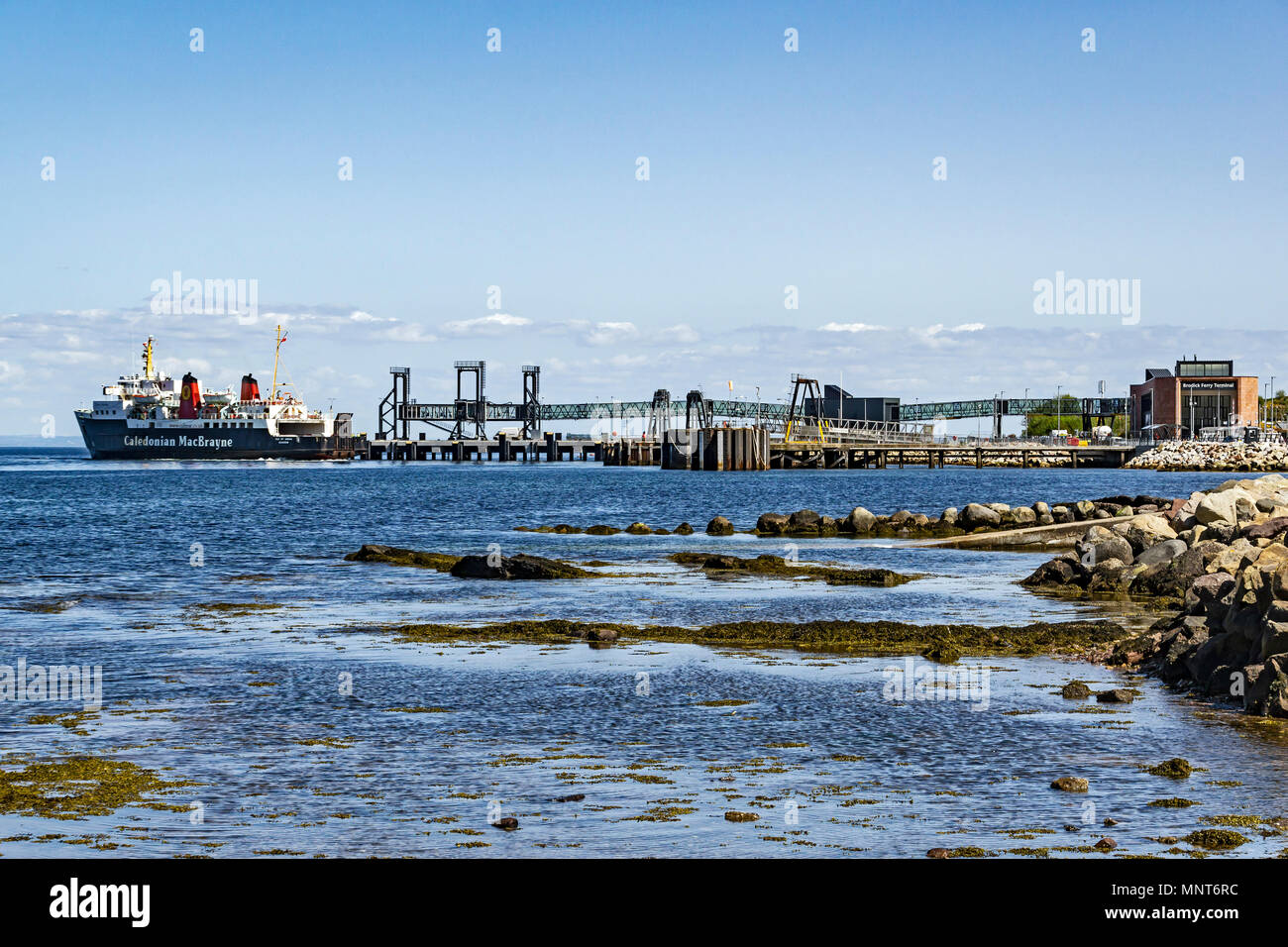 CalMac ferry et voiture Ile d'Arran au New Caledonian MacBrayne ferry terminal à Brodick Isle of Arran Scotland UK Banque D'Images