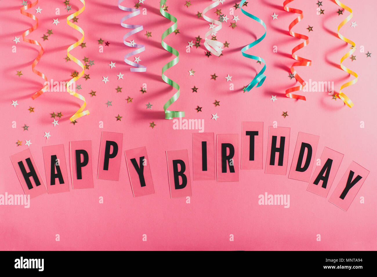 Partie Coloree De Banderoles De Petites Etoiles D Or Et De Texte Joyeux Anniversaire Sur Fond Rose Girly Anniversaire Concept Mise A Plat Photo Stock Alamy Partie Coloree De Banderoles De Petites Etoiles D Or Et De Texte Joyeux Anniversaire Sur Fond Rose Girly Anniversaire Concept Mise A Plat Photo Stock Alamy
