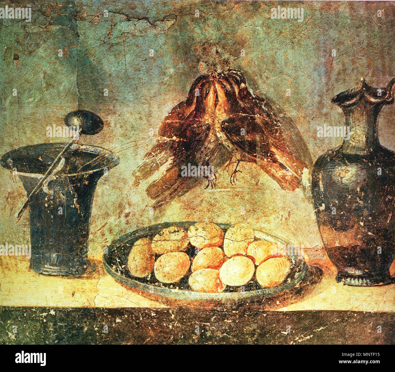 . Italiano : Museo Archeologico Nazionale di Napoli (inv. n° 8. 8598 c). Da Pompéi, Praedia di Iulia Felix - Amministrazione del terzo quadro con natura morta un decorazione di una parete tripartita di colore rosso e giallo. Su un ripiano figurano kalathos onu d'argento con un cucchiaio d'argento postovi sopra, un piatto con delle uova ed una oinochoe in bronzo o dans argento ; alla parete sono delle quaglie appese. Anglais : avec des oeufs, des oiseaux et des plats en bronze. Fresque romaine du Praedia de Julia Felix à Pompéi. Museo Archeologico Nazionale (Naples) Deutsch : Stillleben mit Eiern, Vögeln onu Banque D'Images
