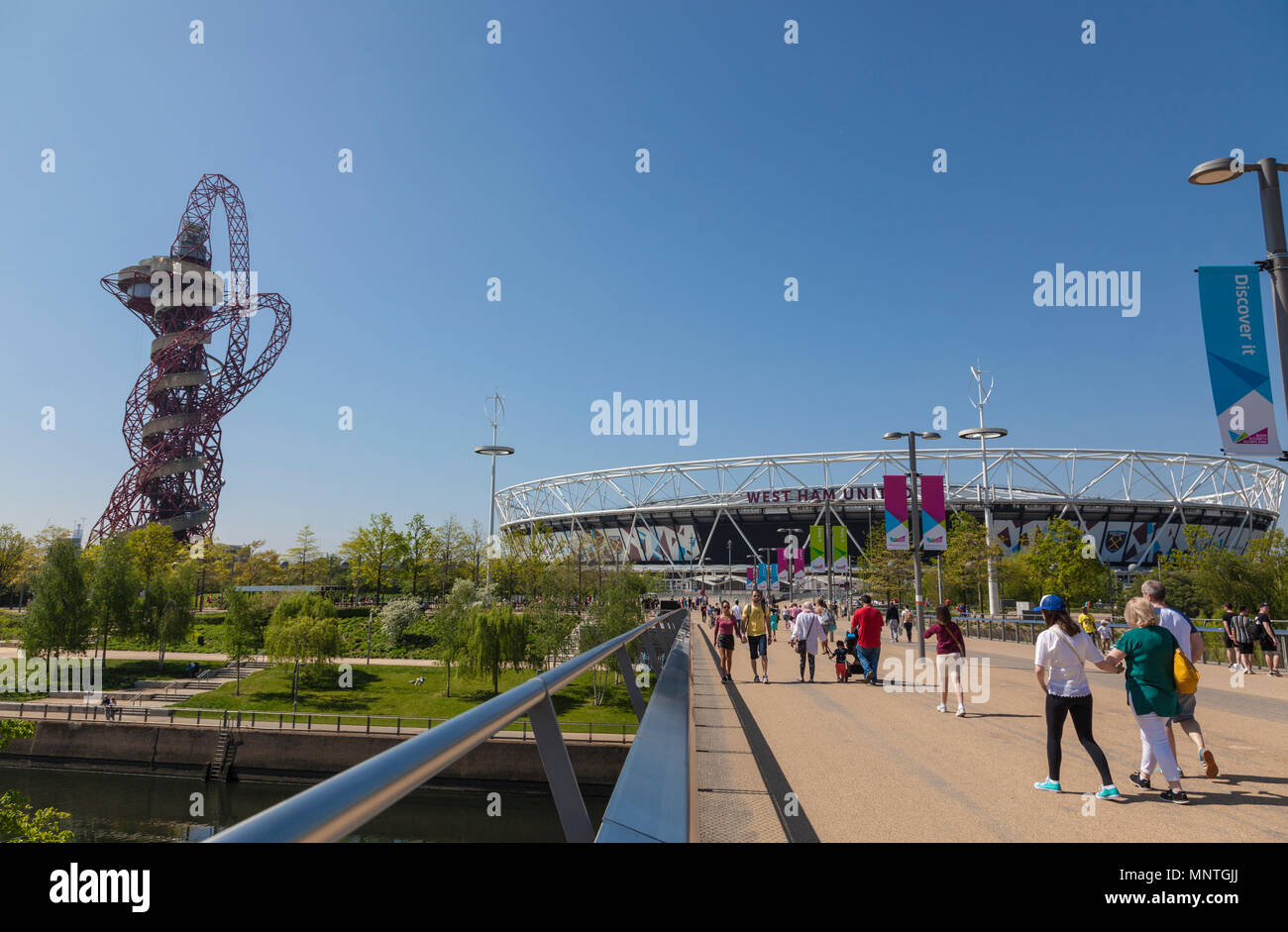 Arcelormittal Orbit sculpture et West Ham United Football Stadium au Queen Elizabeth Olympic Park de Londres Banque D'Images