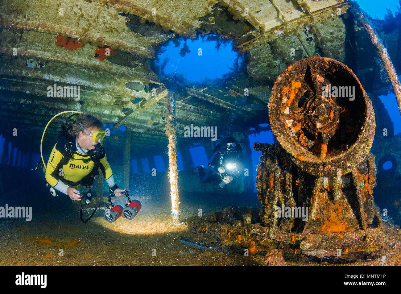 Femme de plongée sous marine, l'exploration d'un naufrage, MV Cominoland, Gozo, Malte, mer Méditerranée, Océan Atlantique, M. Banque D'Images