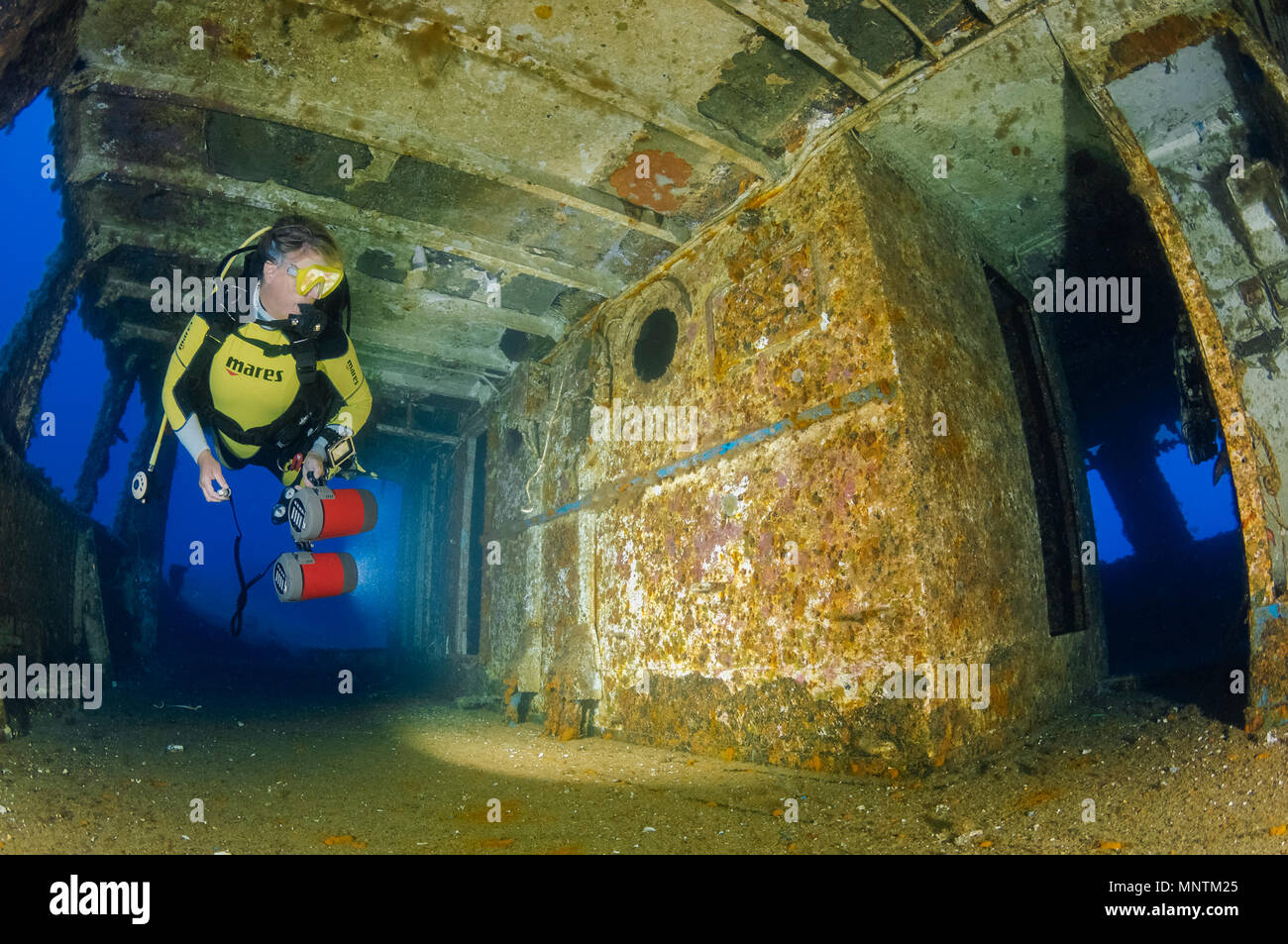 Femme de plongée sous marine, l'exploration d'un naufrage, MV Cominoland, Gozo, Malte, mer Méditerranée, Océan Atlantique, M. Banque D'Images