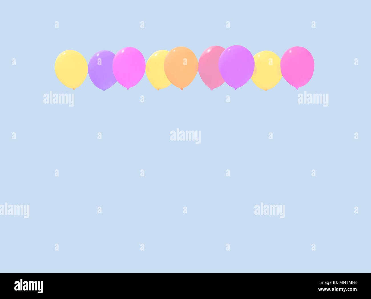 Ils ont perdu des ballons colorés jaune rose violet rouge planeur contre de ciel bleu avec l'exemplaire de l'espace. Banque D'Images
