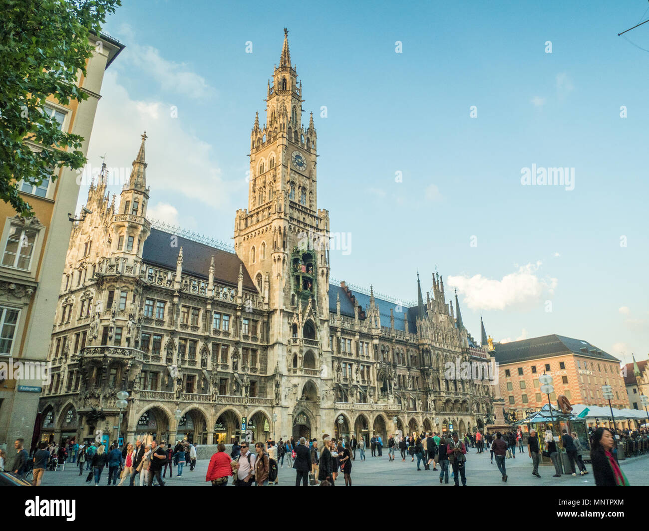 La place Marienplatz avec le Neues Rathaus (Nouvelle Mairie) à Munich, capitale de la Bavière, Allemagne. Banque D'Images