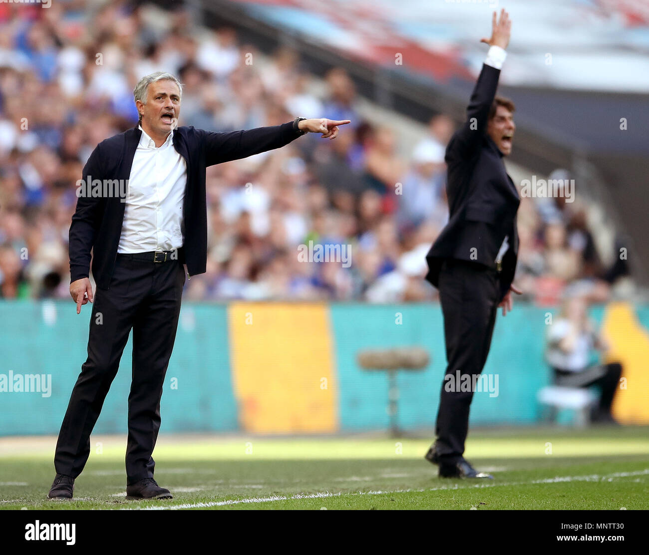 Manchester United manager Jose Mourinho de gestes sur la ligne de touche aux côtés de gestionnaire de Chelsea Antonio Conte (à droite) au cours de la Unis finale de la FA Cup au stade de Wembley, Londres. Banque D'Images