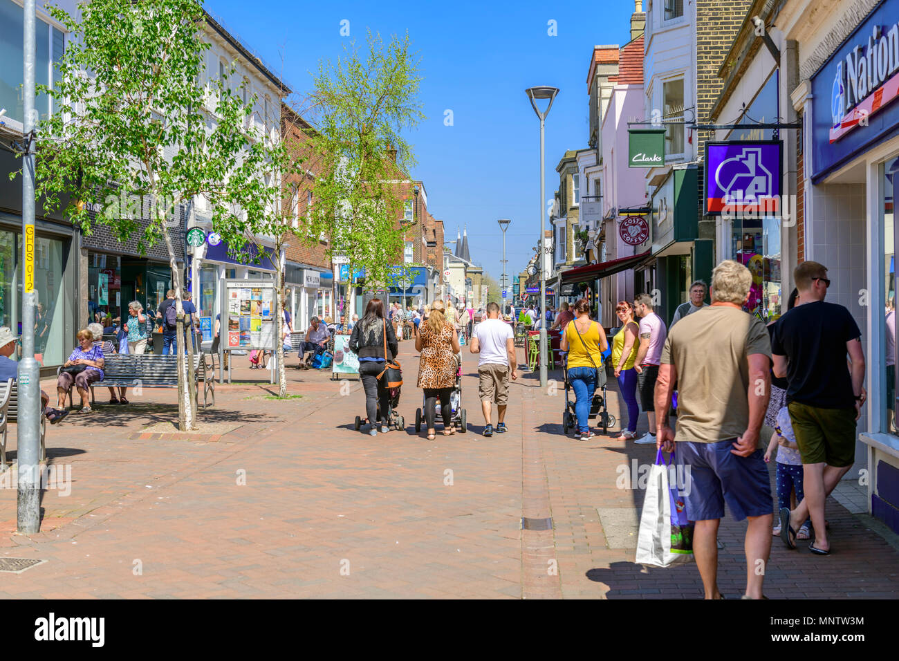 Journée sur la très commerçante rue haute, Deal, Kent Banque D'Images