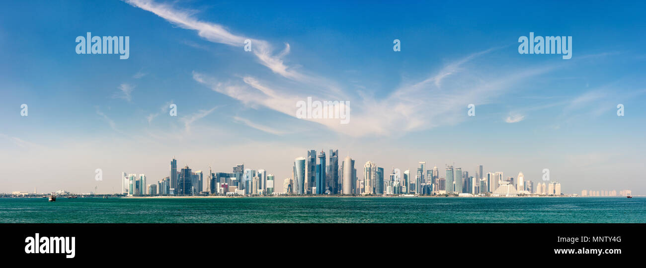 Vue panoramique sur les toits de Doha Qatar journée ensoleillée Banque D'Images