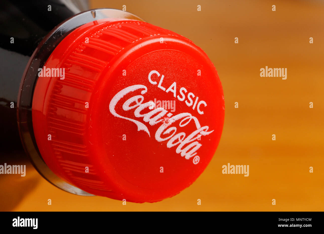 Stockholm, Suède - le 23 mars 2018 : un gros plan d'une boisson Coca-Cola Classique Rouge capsule sur une bouteille en plastique de 2 l. Banque D'Images