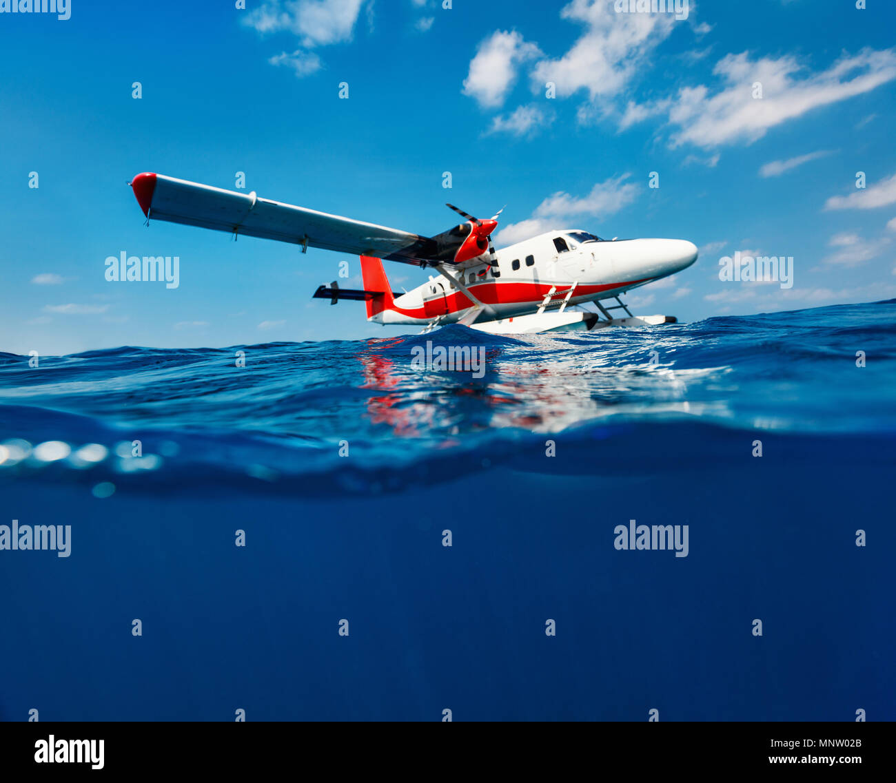 Split photo sous-marine de petit hydravion sur l'eau Banque D'Images