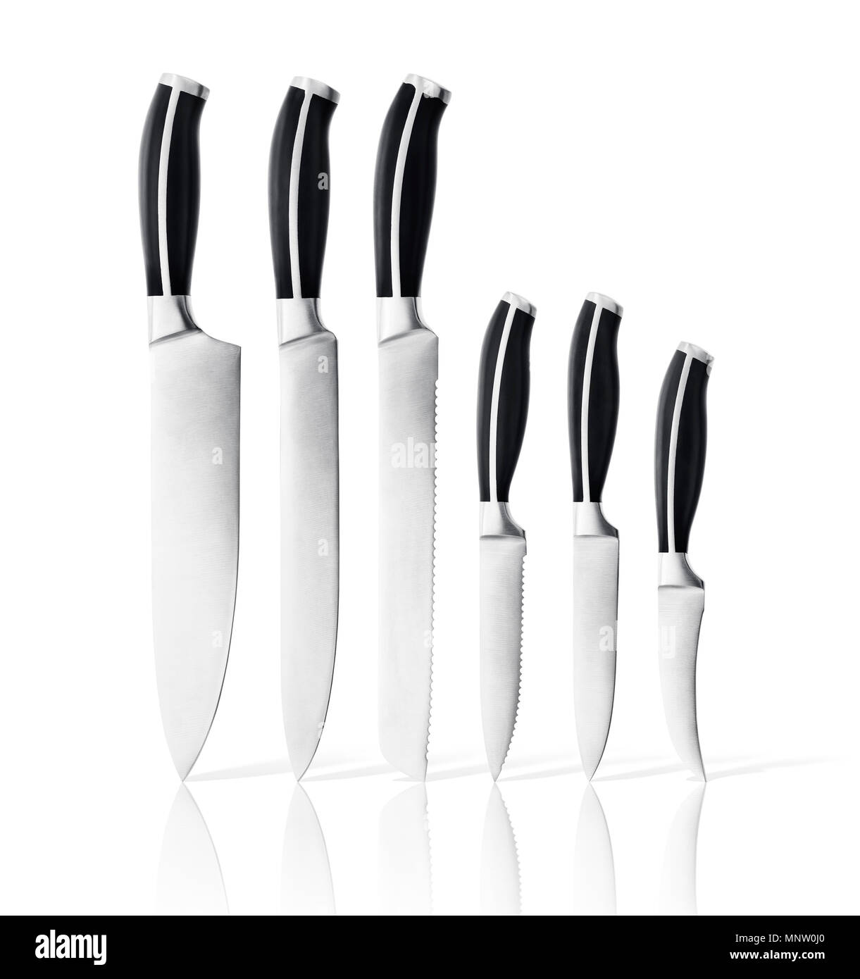 La vie encore artistique photo d'un ensemble de couteaux de cuisine en acier inoxydable debout sur leurs trucs isolé sur fond blanc Banque D'Images