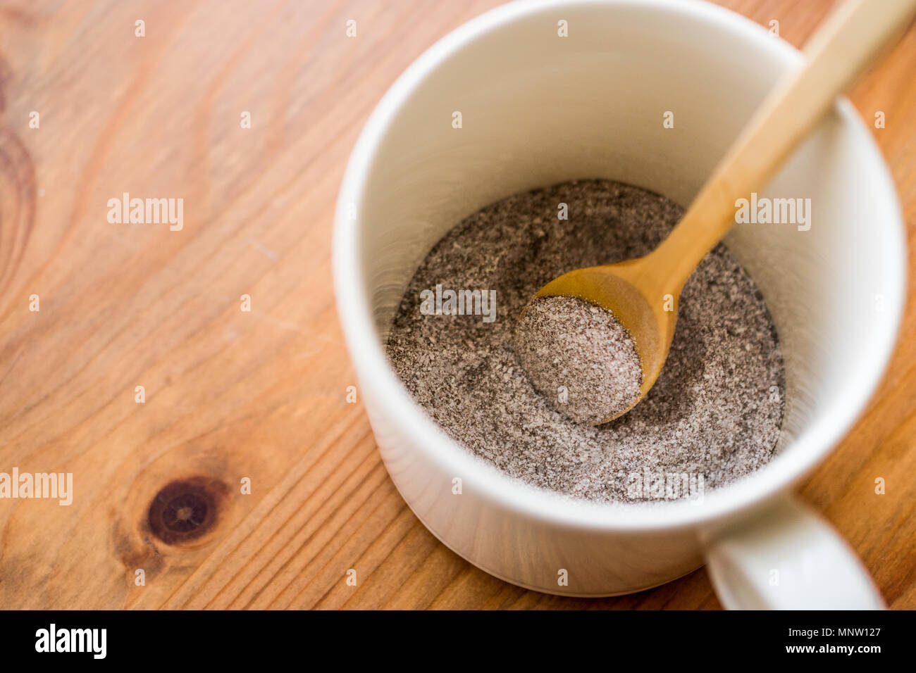 Poudre de café instantané 3 dans 1 ; mélangé avec du lait en poudre et le  sucre dans une tasse. Restauration rapide Photo Stock - Alamy