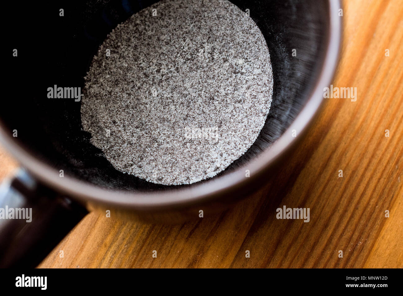 Poudre de café instantané 3 dans 1 ; mélangé avec du lait en poudre et le sucre dans une tasse. Restauration rapide Banque D'Images