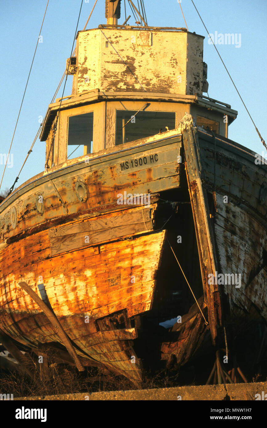 Le soleil qui illumine un bateau abandonné à terre au début, Massachusetts, USA Banque D'Images