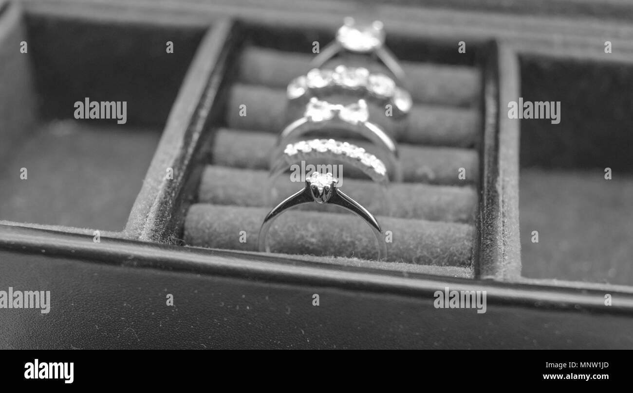 Bague Diamant, bague de fiançailles isolés dans fort, bague de fiançailles, bijoux bagues en arrière-plan Banque D'Images