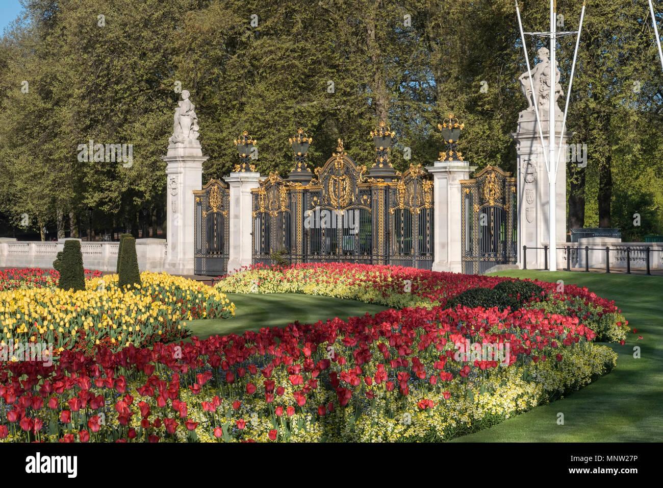 Canada Gate à l'entrée de Green Park au printemps, Buckingham Palace, London, England, UK Banque D'Images