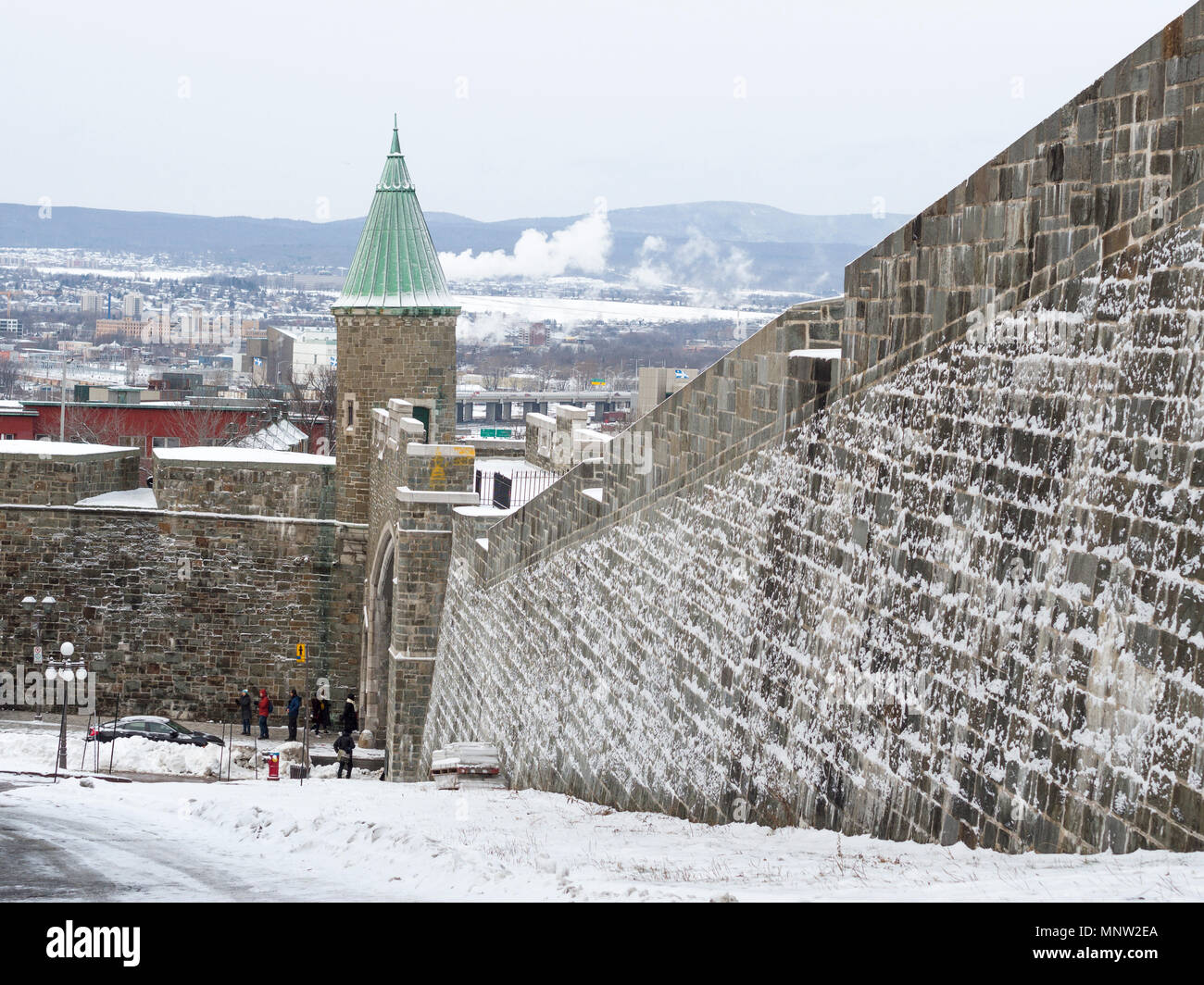 Mur de la ville de Québec et la porte avec la nouvelle ville ci-dessous : le mur de la vieille ville pente jusqu'à la citadelle et le long de la porte Saint-Jean. Au-delà des murs de la ville s'étend à l'Est et les collines. Banque D'Images