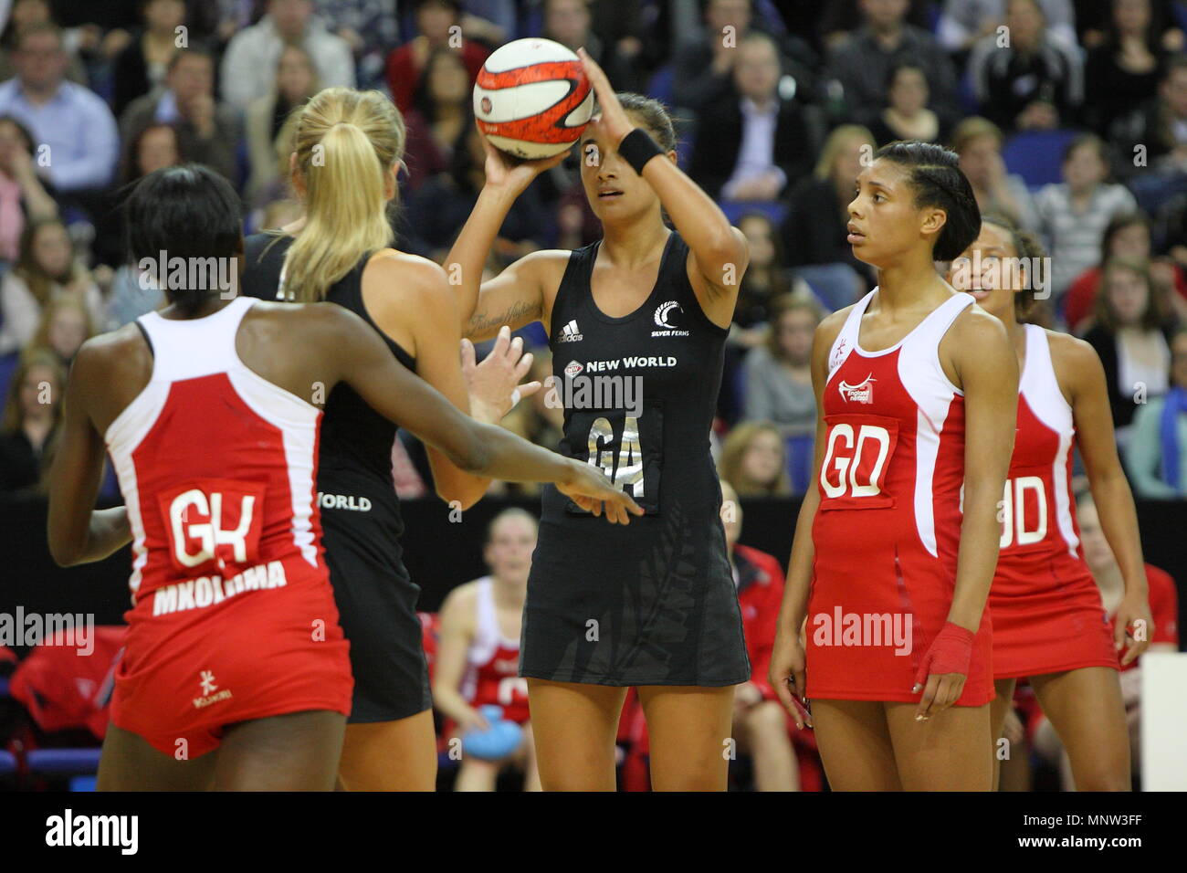 Stacey Francis de l'Angleterre des montres sur comme Tutaia Maria pousses pour but durant le match série FIAT Netball International l'Angleterre contre la Nouvelle-Zélande a joué au 02 Arena de Londres, Angleterre, Royaume-Uni. Banque D'Images