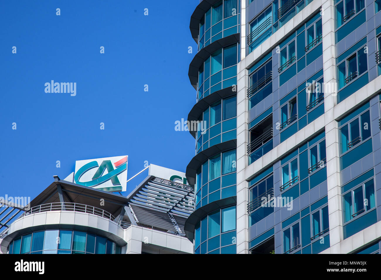 BELGRADE, SERBIE - avril 29, 2018 : Logo du Credit Agricole sur leur quartier général local pour la Serbie. Credit Agricole Srbija est un des leaders français Banque D'Images