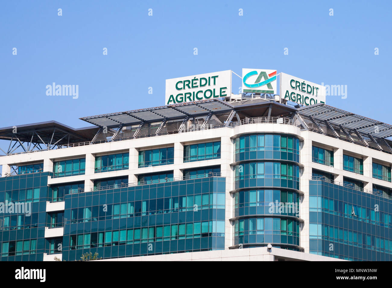 BELGRADE, SERBIE - avril 29, 2018 : Logo du Credit Agricole sur leur quartier général local pour la Serbie. Credit Agricole Srbija est un des leaders français Banque D'Images