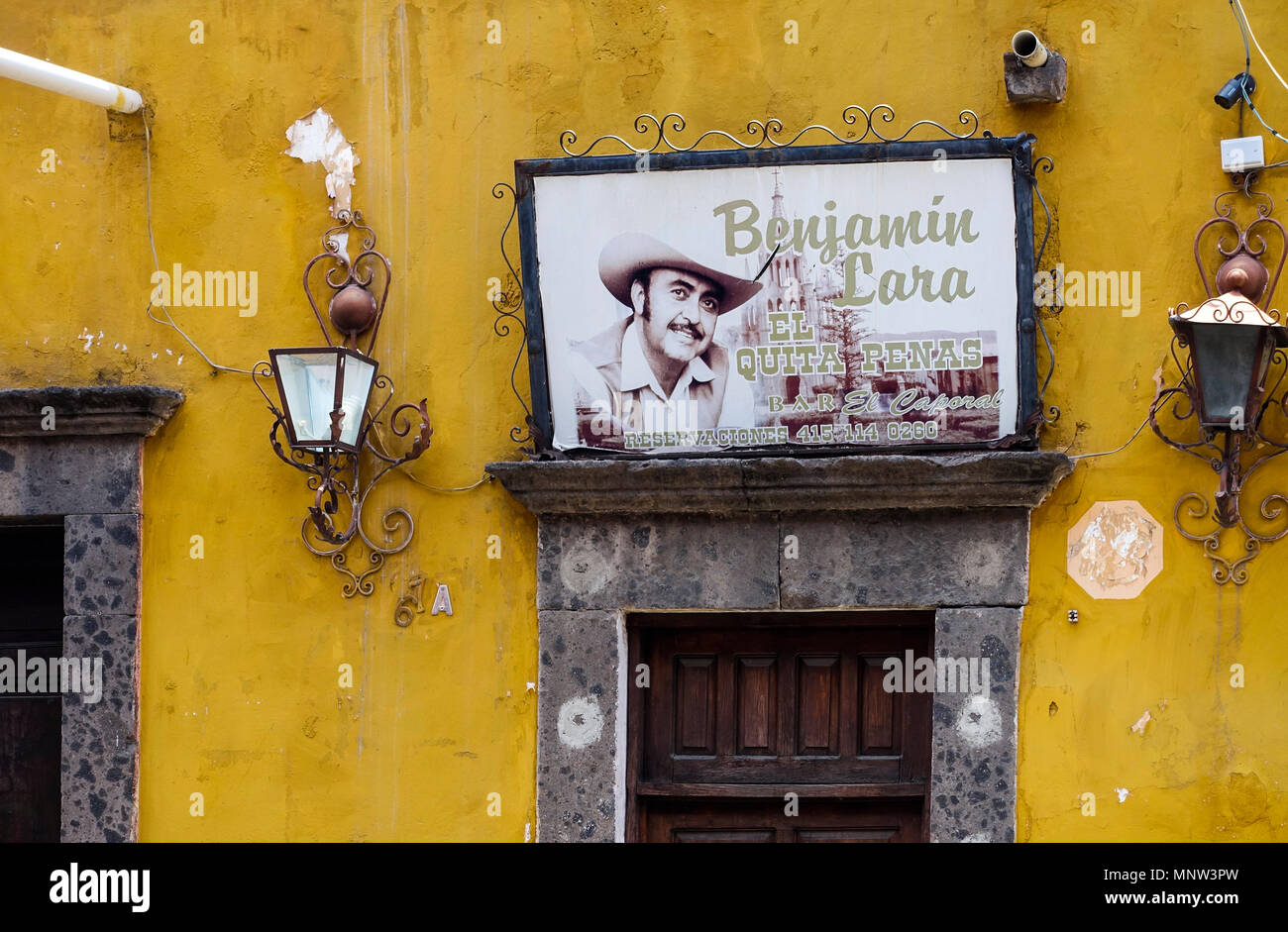 Benjamin Lara après les heures d'un club de musique à San Miguel de Allende, Mexique Banque D'Images