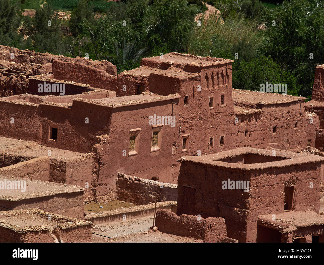 Kazba argile marocain traditionnel avec de hauts murs et de petites fenêtres, l'Afrique. Banque D'Images