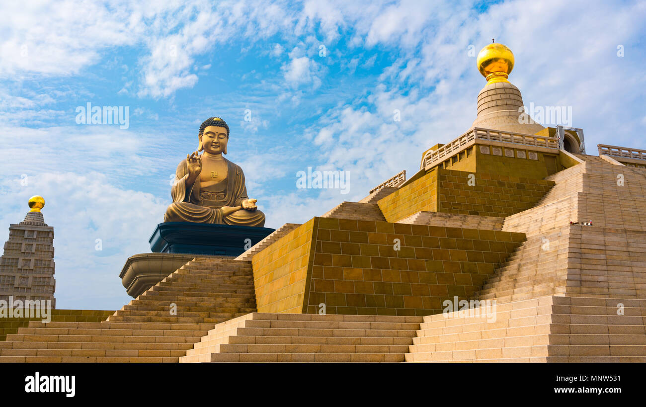 Grand Bouddha de bronze assis statue à Fo Guang Shan Buddha memorial center Kaohsiung Taiwan Banque D'Images